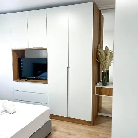 Apartment Komuna Parisit New *