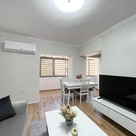 Komuna Parisit New Apartment