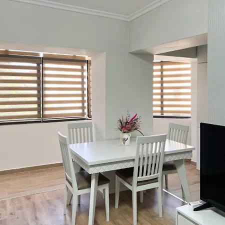 Komuna Parisit New * 地拉那