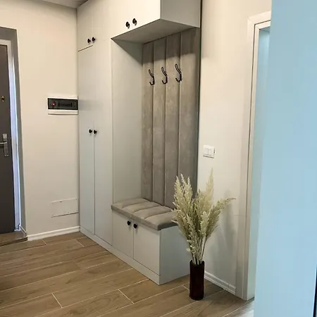 Komuna Parisit New Apartment
