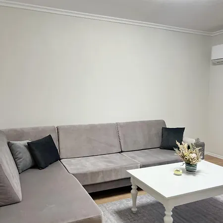 Apartment Komuna Parisit New