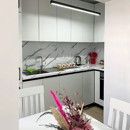 Apartment Komuna Parisit New