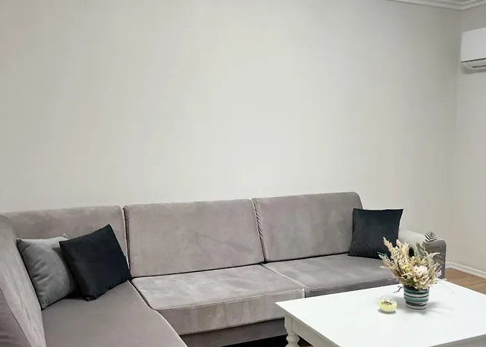 Apartment Komuna Parisit New