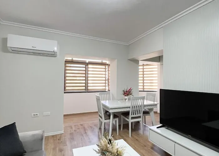 Komuna Parisit New Apartment